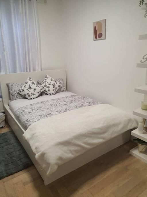 2 Bedroom Flat In Vauxhall, Лондон Экстерьер фото