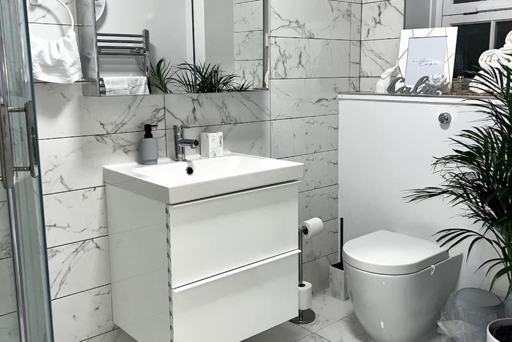 2 Bedroom Flat In Vauxhall, Лондон Экстерьер фото
